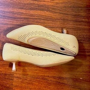 Pointed-Toe Kitten Heels
Color: NUDE PEACH
Size: EU38